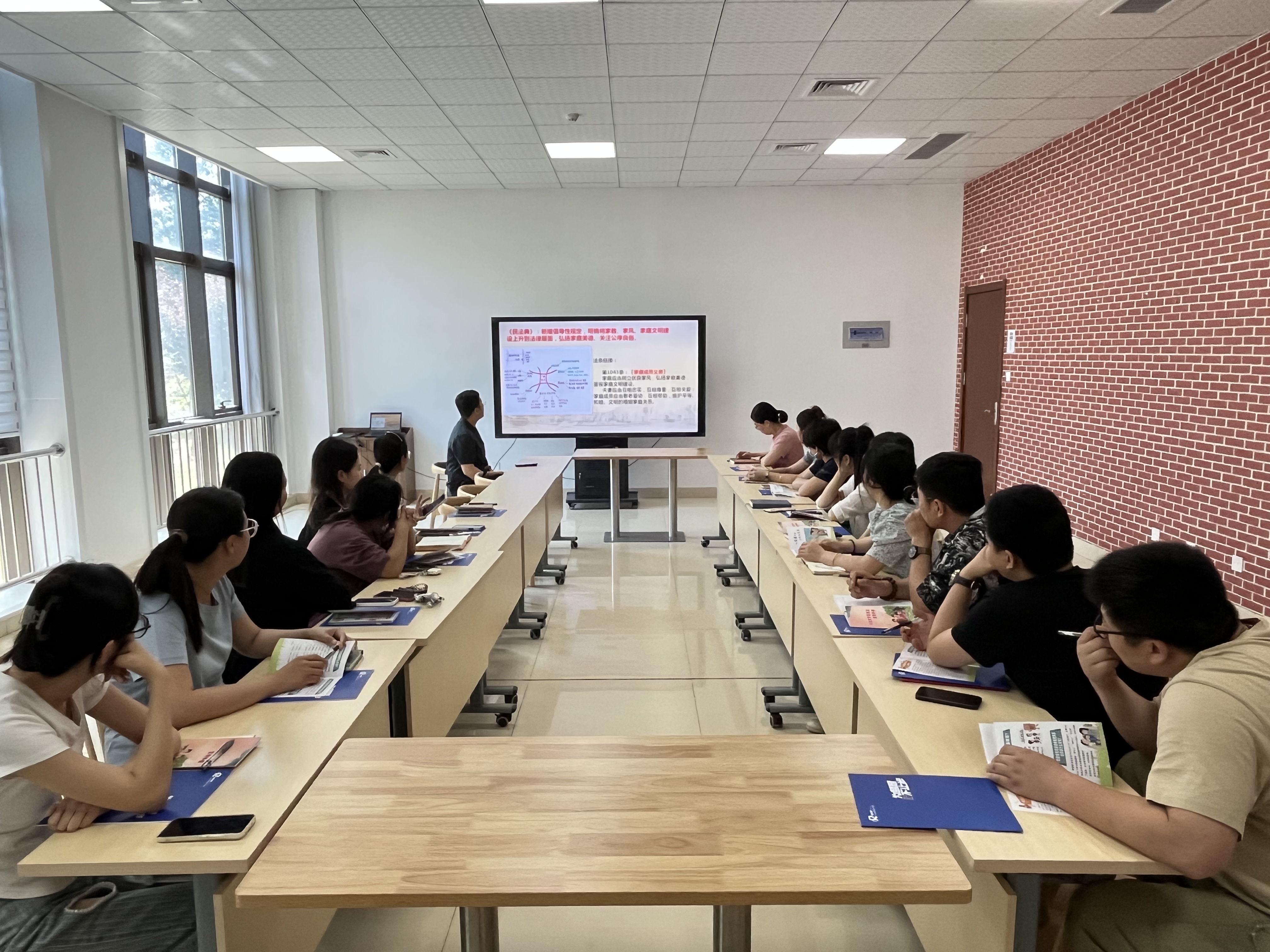 “涵養(yǎng)家教家風(fēng)，促進(jìn)依法帶娃”專題分享順利開展